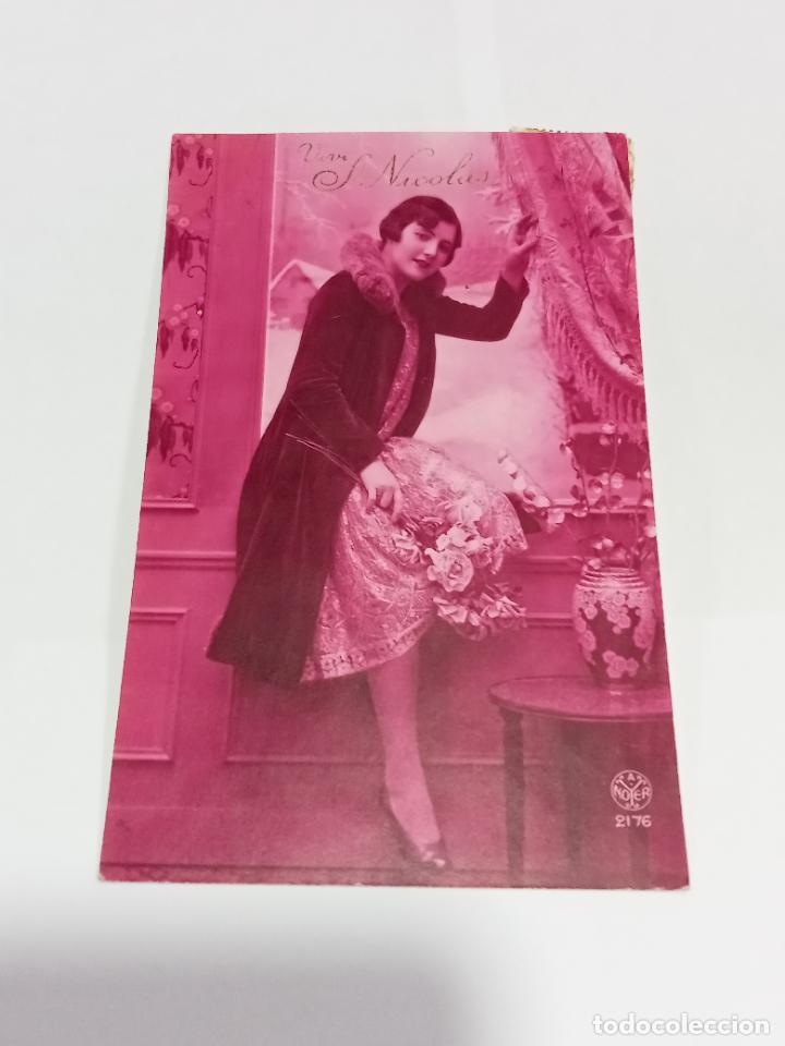 Cartoline: TARJETA POSTAL DE MUJERES. MUJER POSANDO EN VENTANA CON PAISAJE NEVADO Y RAMO DE FLORES