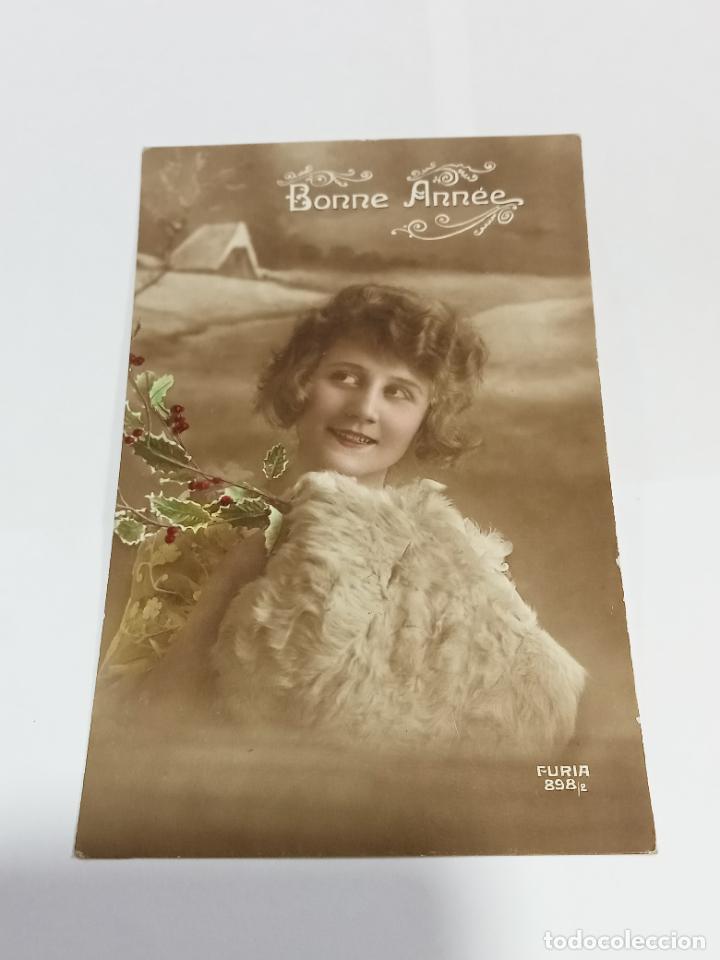 Cartoline: TARJETA POSTAL DE MUJERES. ROSTRO MUJER EN PAISAJE NEVADO CON ESTOLA DE TERCIOPELO Y FLOR DE ACEBO