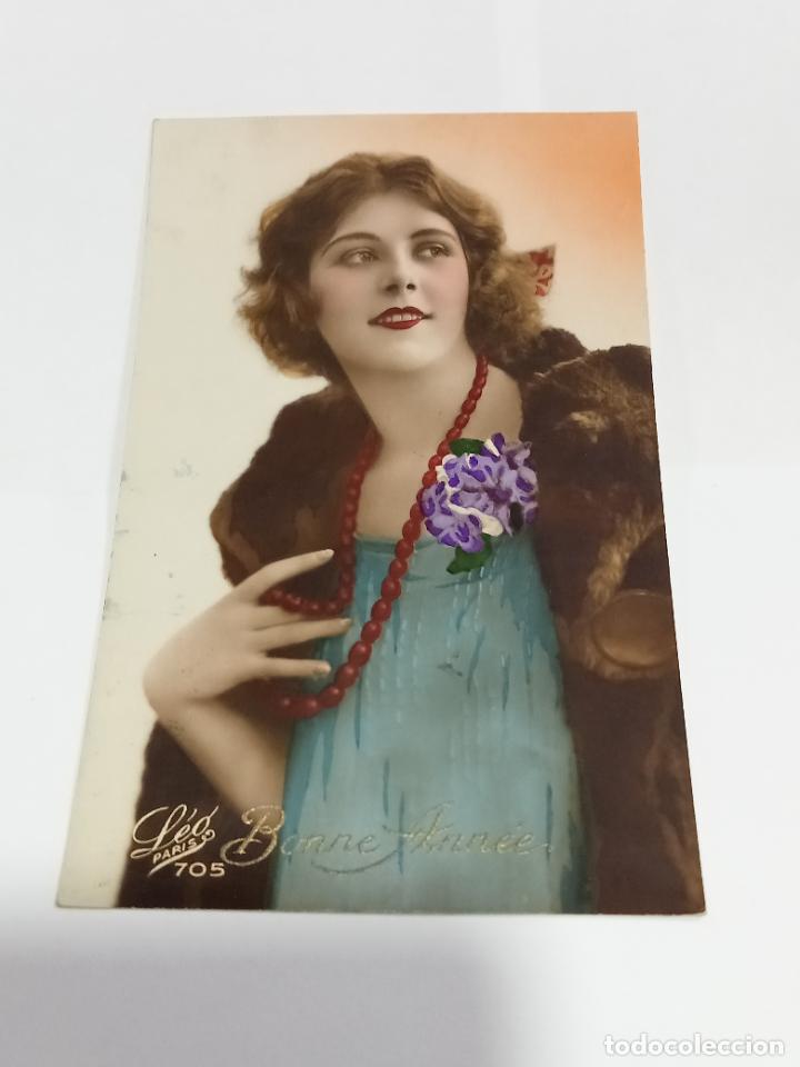 Cartoline: TARJETA POSTAL DE MUJERES. MUJER VESTIDA CON CHAQUET&Oacute;N DE PELO, FLOR MORADA Y COLLAR DE PERLAS