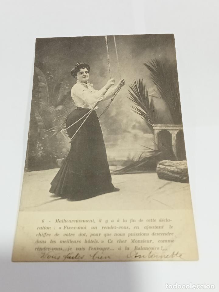 Cartoline: TARJETA POSTAL DE MUJERES. MUJER CON TRAJE DE &Eacute;POCA EN COLUMPIO.