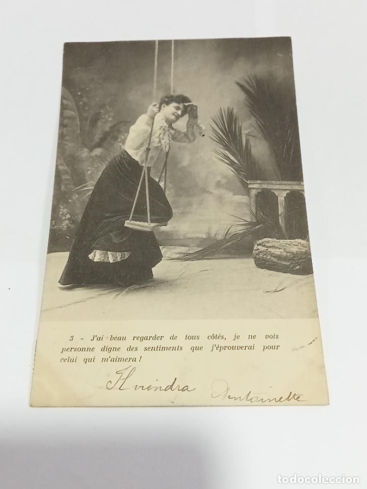 Cartoline: TARJETA POSTAL DE MUJERES. MUJER CON TRAJE DE &Eacute;POCA EN COLUMPIO.