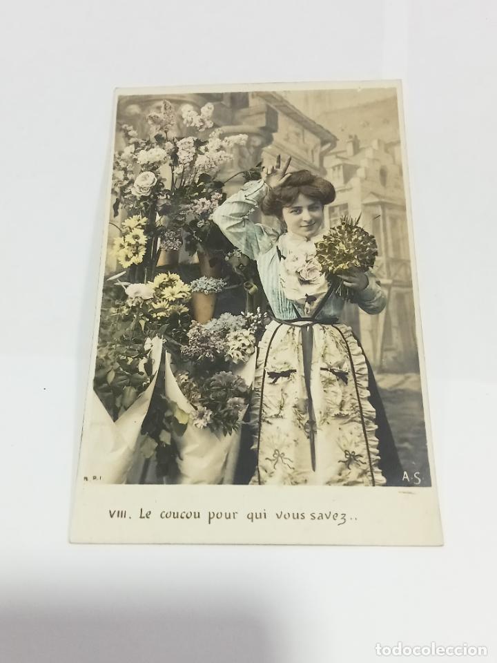 Cartoline: TARJETA POSTAL DE MUJERES. MUJER CON DELANTAL VENDEDORA DE FLORES.