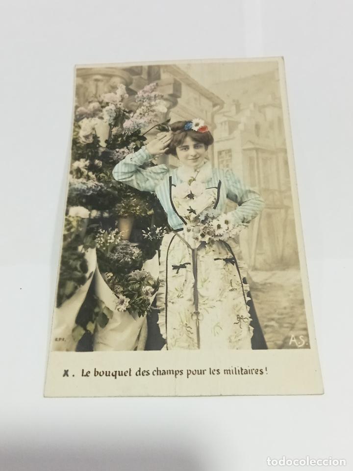 Cartoline: TARJETA POSTAL DE MUJERES. MUJER CON DELANTAL VENDEDORA DE FLORES.