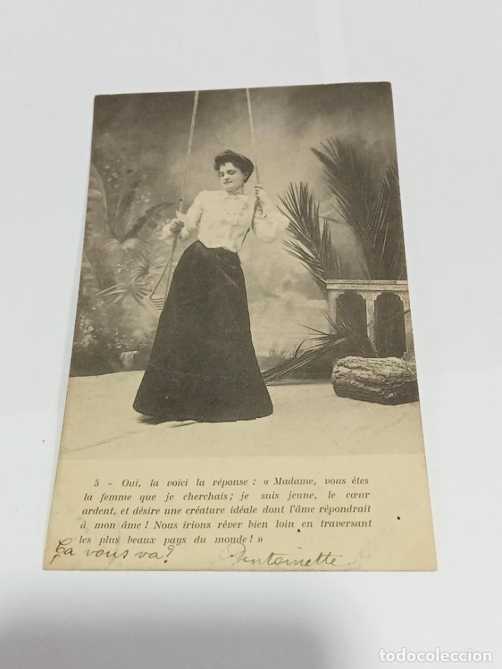 Cartoline: TARJETA POSTAL DE MUJERES. MUJER CON TRAJE DE &Eacute;POCA EN COLUMPIO.