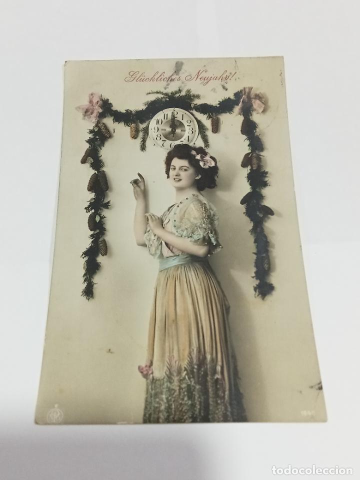 Cartoline: TARJETA POSTAL DE MUJERES. MUJER POSANDO JUNTO A RELOJ MARCANDO LAS 12 FELICITANDO EL A&Ntilde;O