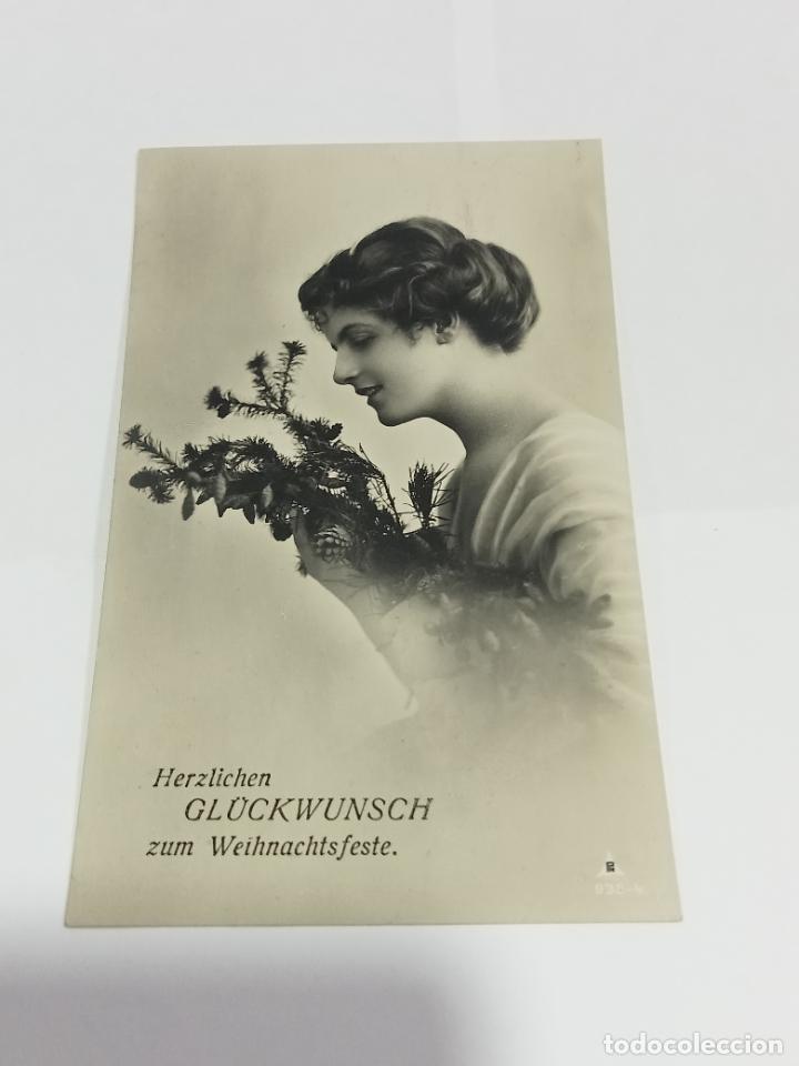 Cartoline: TARJETA POSTAL DE MUJERES. MUJER POSANDO CON RAMA DE PINOS Y PI&Ntilde;ONES