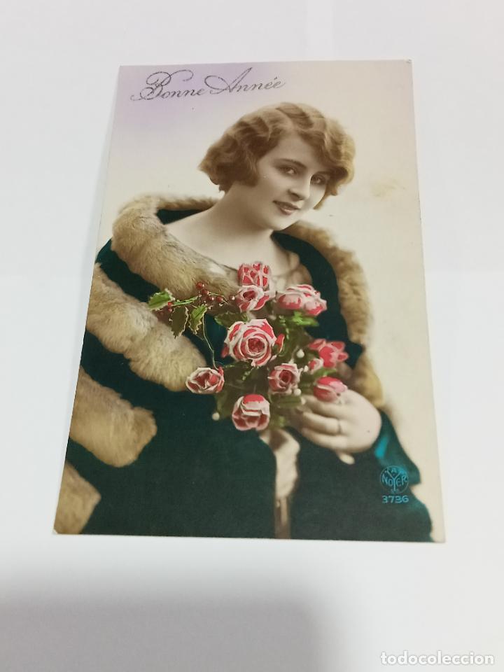 Cartoline: TARJETA POSTAL DE MUJERES. MUJER POSANDO CON CHAL DE TERCIOPELO Y RAMO DE FLORES
