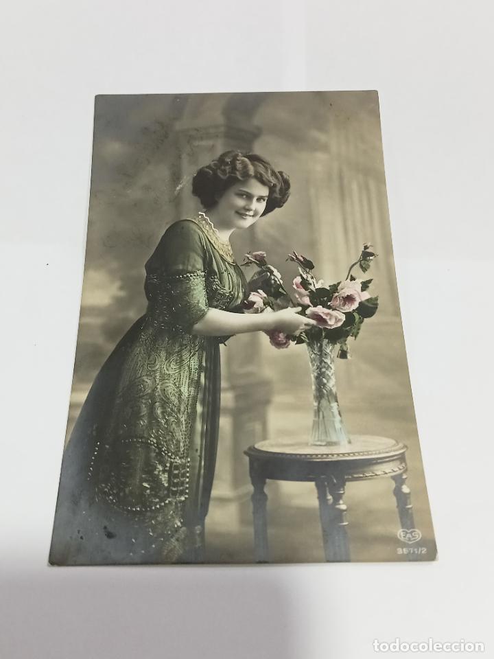 Cartoline: TARJETA POSTAL DE MUJERES. MUJER CON VESTIDO VERDE POSANDO CON JARR&Oacute;N DE FLORES