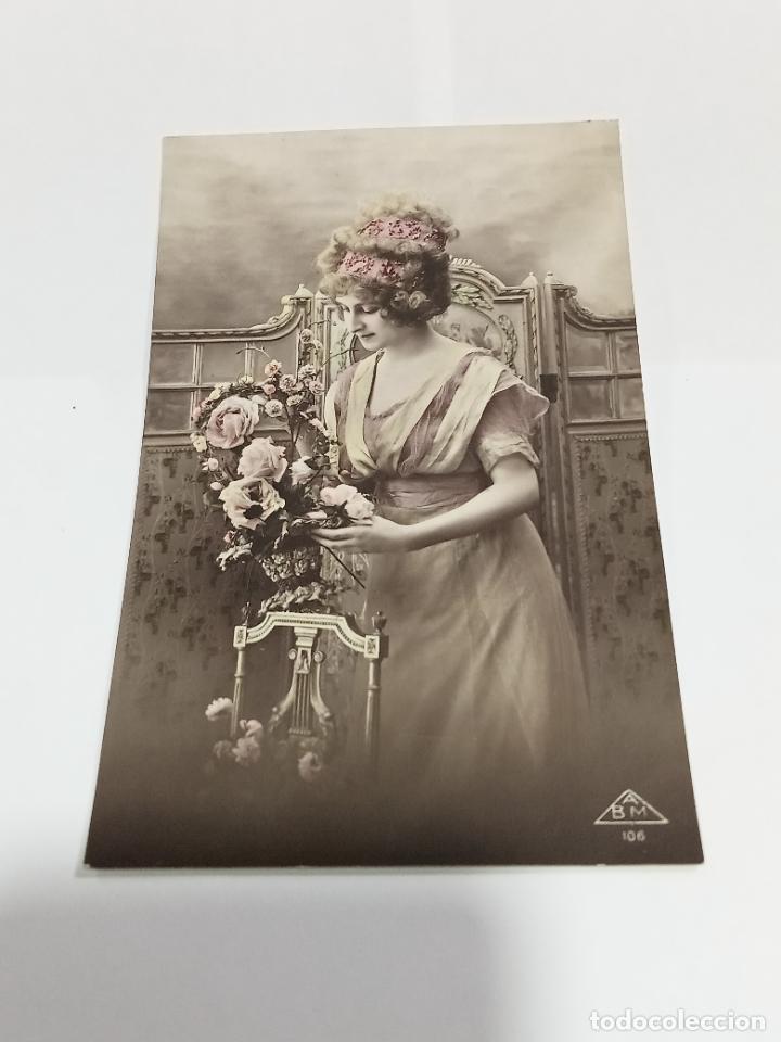 Cartoline: TARJETA POSTAL DE MUJERES. MUJER CON CINTA EN EL PELO POSANDO CON CESTA DE FLORES