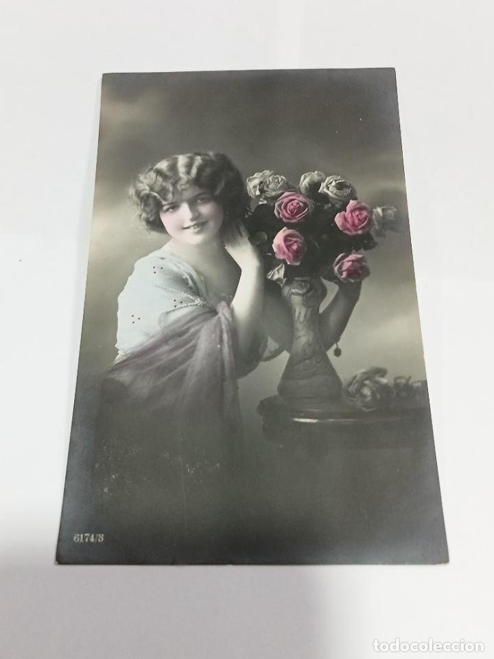Cartoline: TARJETA POSTAL DE MUJERES. MUJER POSANDO CON JARR&Oacute;N DE FLORES