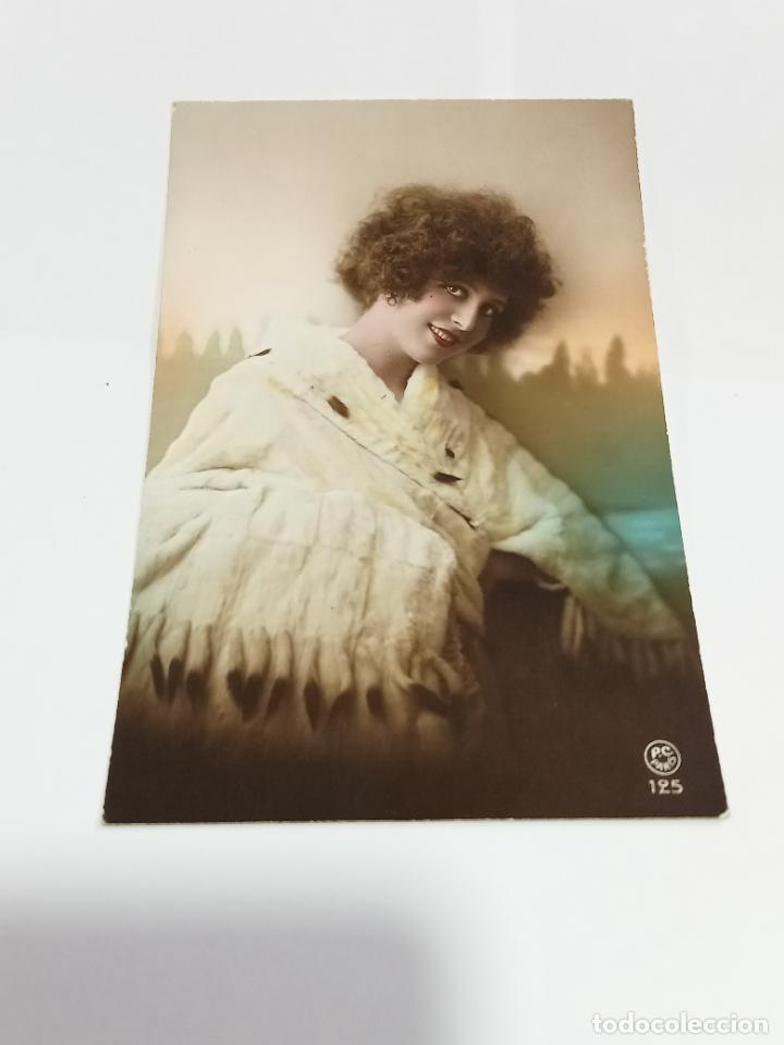 Cartoline: TARJETA POSTAL DE MUJERES. MUJER POSANDO CON CHAL DE TERCIOPELO EN PAISAJE CAMPESTRE