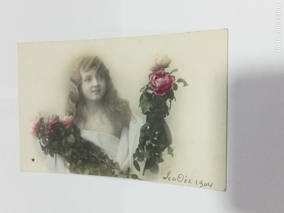 Cartoline: TARJETA POSTAL DE MUJERES. JOVEN NI&Ntilde;A POSANDO CON DOS TALLOS DE ROSAS