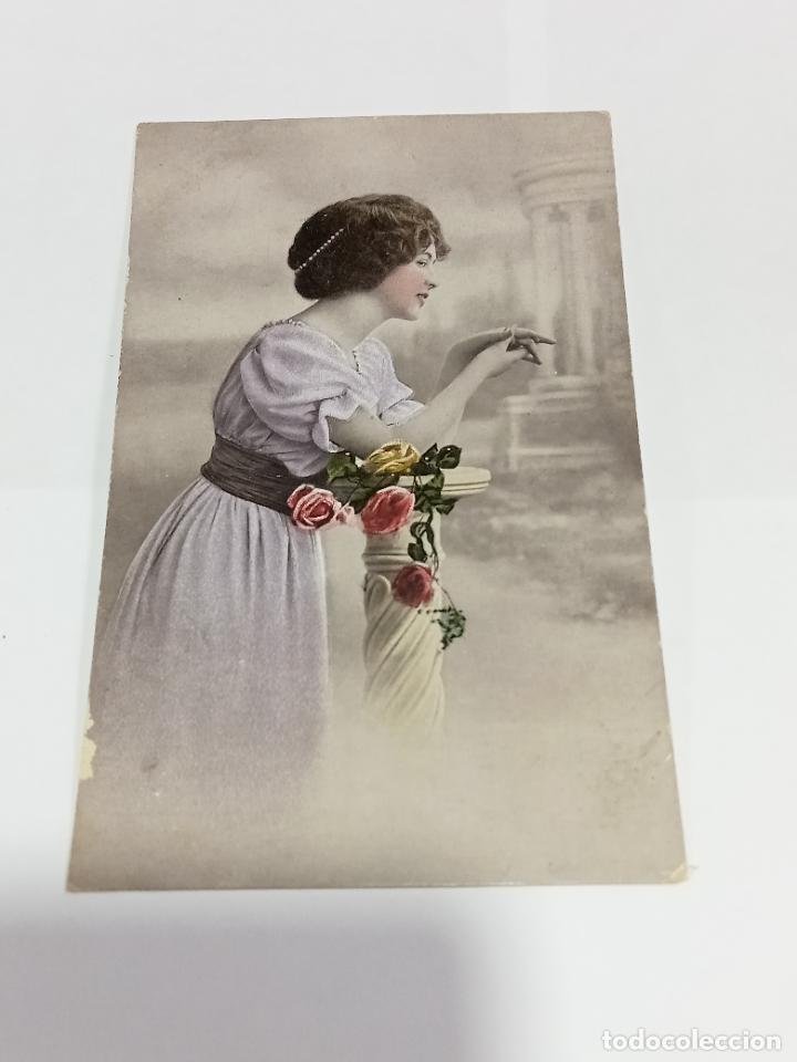 Cartoline: TARJETA POSTAL DE MUJERES. PERFIL DE JOVEN POSANDO EN COLUMNA CON FLORES Y COLLAR EN EL PELO
