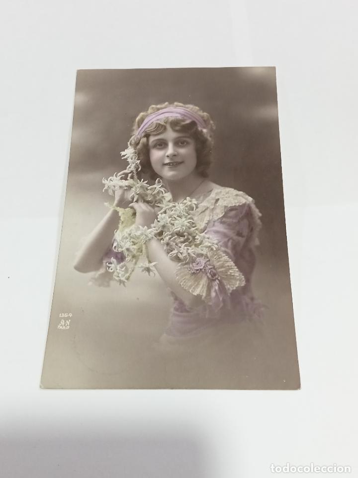 Cartoline: TARJETA POSTAL DE MUJERES. JOVEN CON TRAJE Y CINTA EN EL PELO MORADO Y CON FLORES SILVESTRES