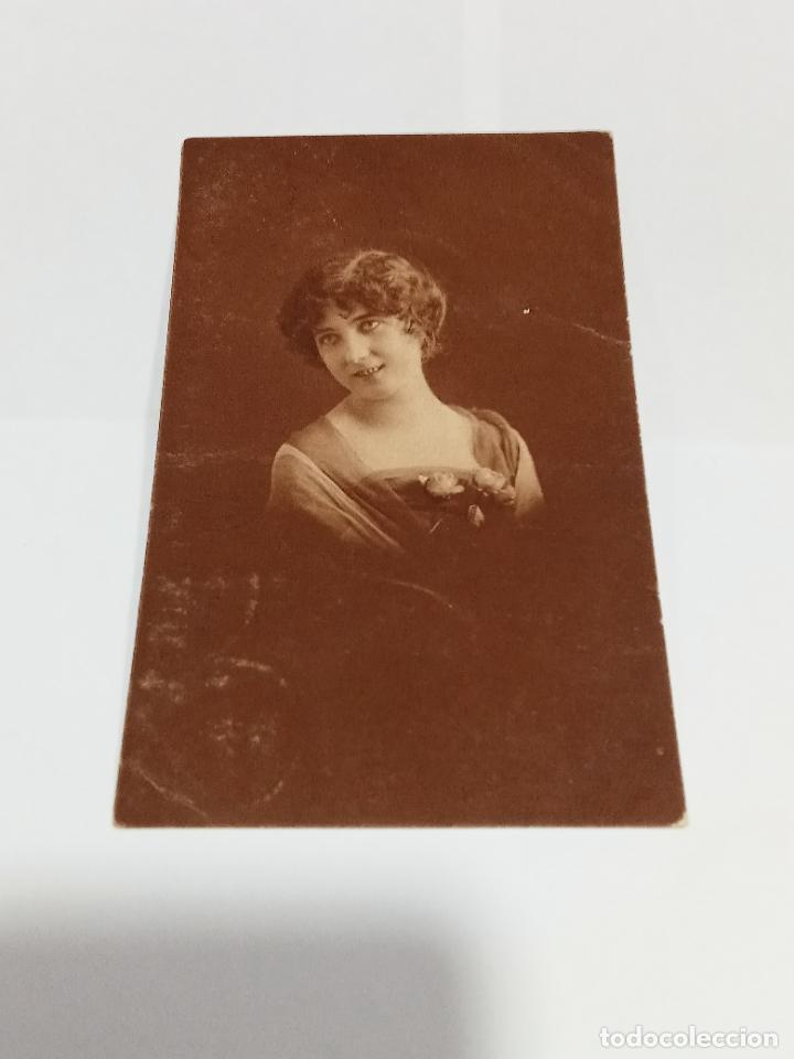 Cartoline: TARJETA POSTAL DE MUJERES. MEDIO TORSO DE JOVEN CON TRAJE GASEADO Y FLORES. SEPIA