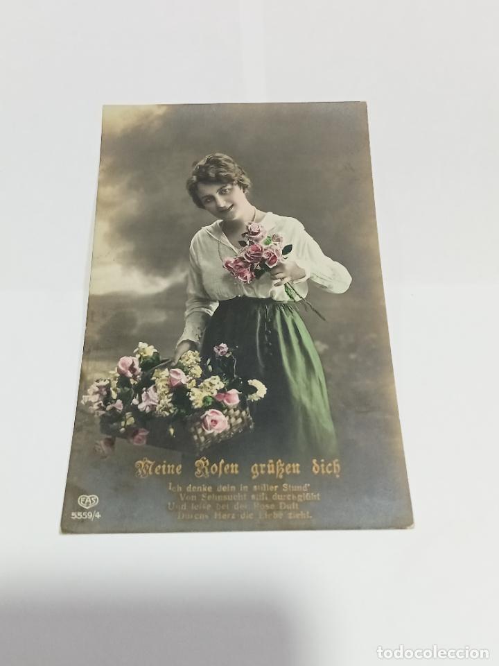 Cartoline: TARJETA POSTAL DE MUJERES. MUJER POSANDO CON RAMO Y CESTA DE ROSAS Y FLORES