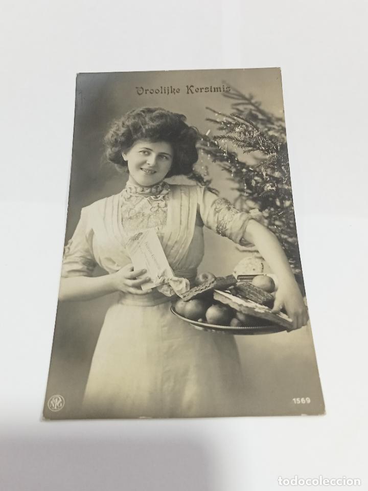 Cartoline: TARJETA POSTAL DE MUJERES. MUJER POSANDO CON CESTA DE FRUTAS Y CHOCOLATES EN &Eacute;POCA NAVIDE&Ntilde;A