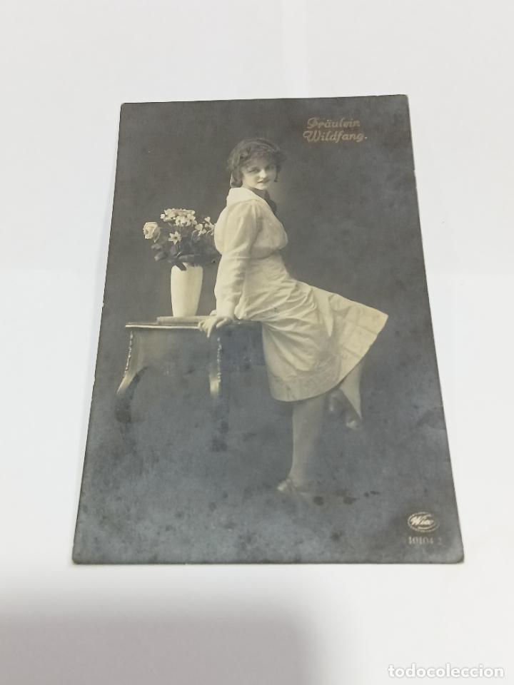 Cartoline: TARJETA POSTAL DE MUJERES. MUJER POSANDO SENTADA EN MESILLA CON JARR&Oacute;N DE FLORES