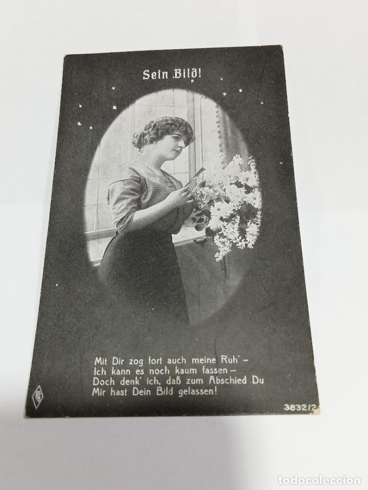 Cartoline: TARJETA POSTAL DE MUJERES. MUJER DETR&Aacute;S DE JARR&Oacute;N CON FLORES