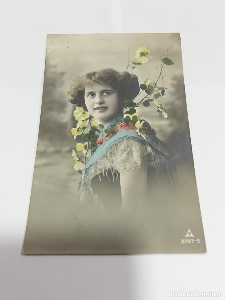 Cartoline: TARJETA POSTAL DE MUJERES. MUJER DE PERFIL CON PA&Ntilde;OLETA DE FLECOS Y FLORES AMARILLAS ALREDEDOR