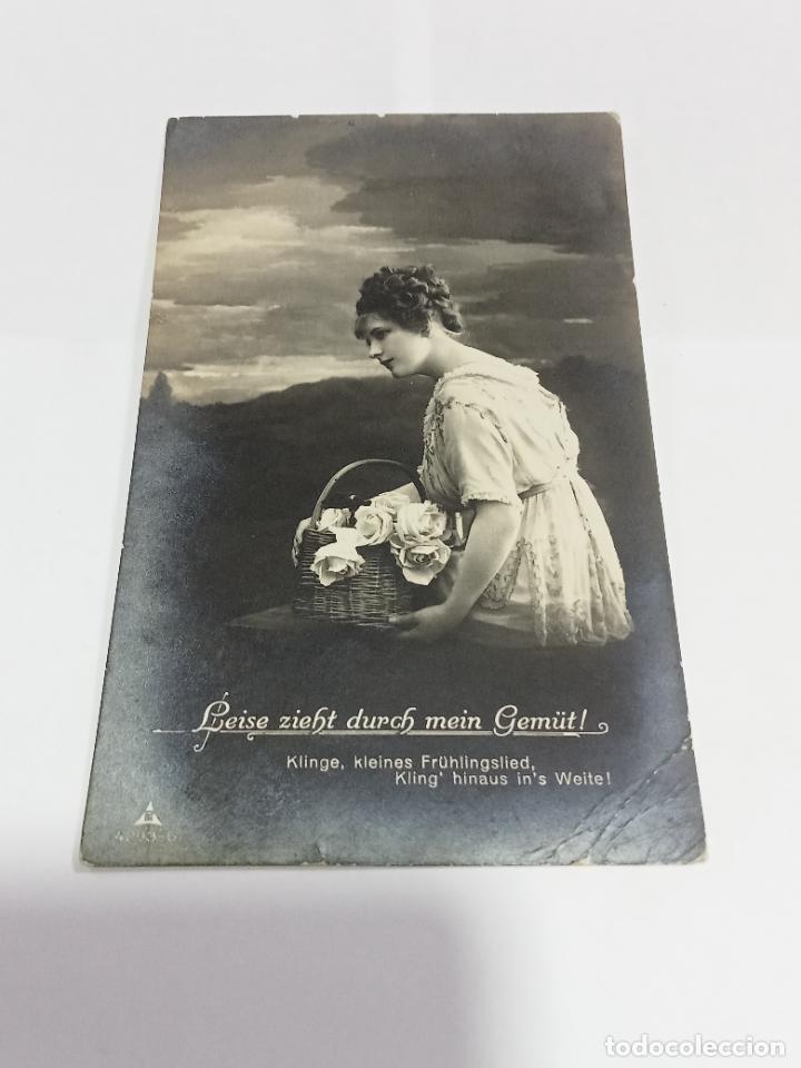 Cartoline: TARJETA POSTAL DE MUJERES. MUJER SENTADA FRENTE AL HORIZONTE CON CESTA DE ROSAS BLANCAS