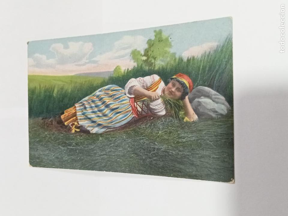 Cartoline: TARJETA POSTAL DE MUJERES. MUJER RECOSTADA EN HIERBAS CON VESTIDO DE CAMPESINA
