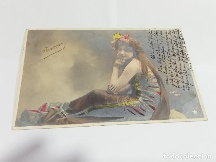 Cartoline: TARJETA POSTAL DE MUJERES. JOVEN POSANDO CON VESTIDO MARR&Oacute;N Y LARGO PELO