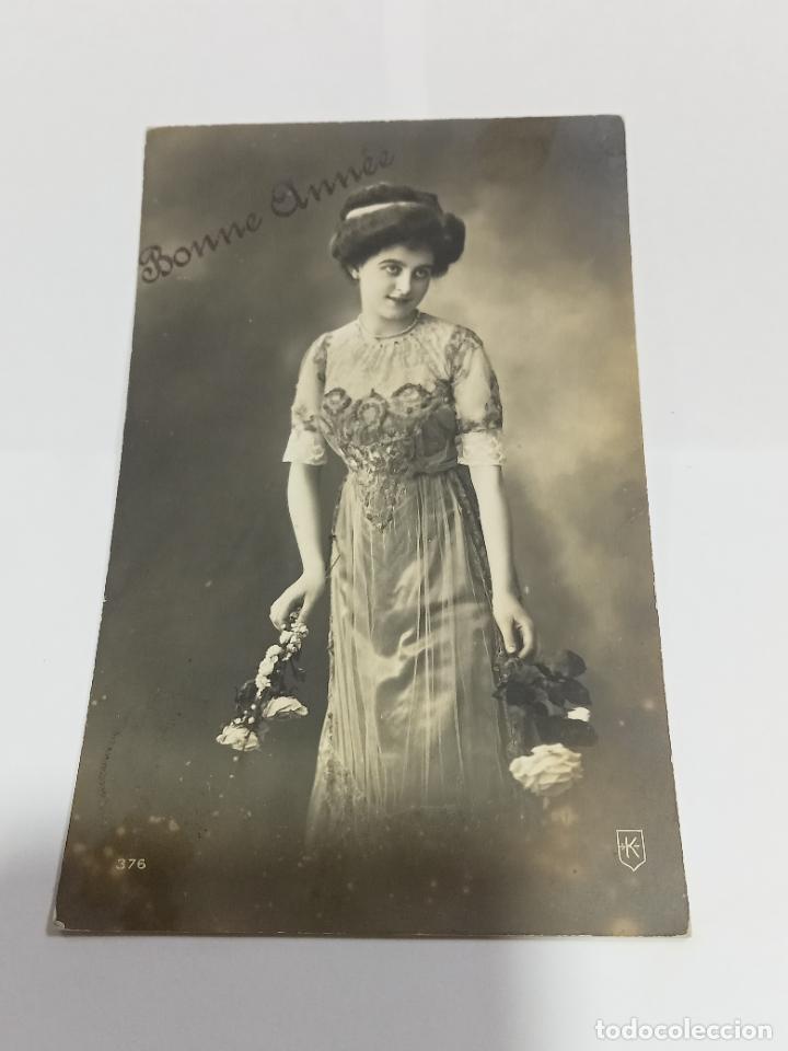 Cartoline: TARJETA POSTAL DE MUJERES. JOVEN POSANDO CON DOS ROSAS BLANCAS Y CINTA EN EL PELO