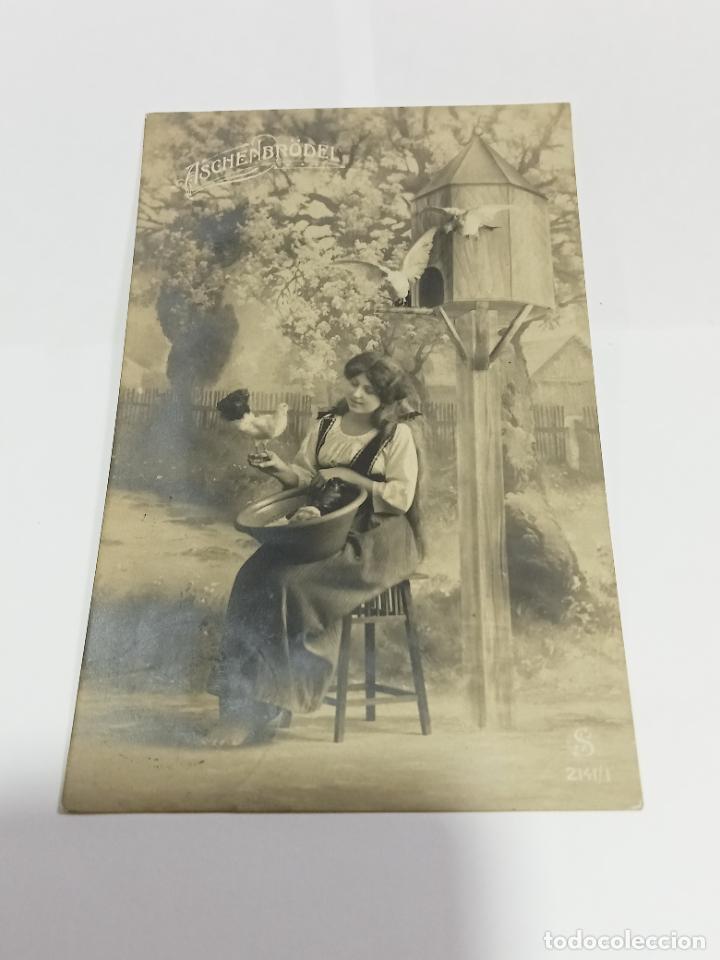 Cartoline: TARJETA POSTAL DE MUJERES. JOVEN POSANDO VESTIDA DE CAMPESINA Y DANDOLE DE COMER A PALOMAS