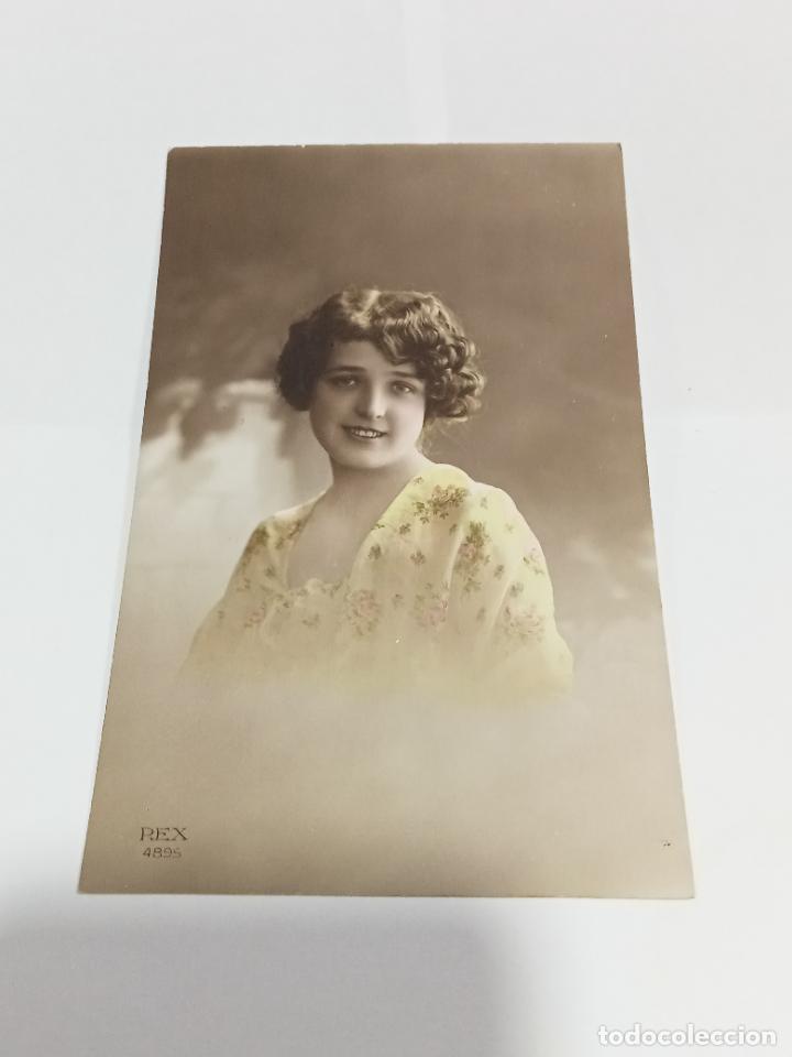 Postais: TARJETA POSTAL DE MUJERES. ROSTRO DE JOVEN CON TRAJE FLOREADO