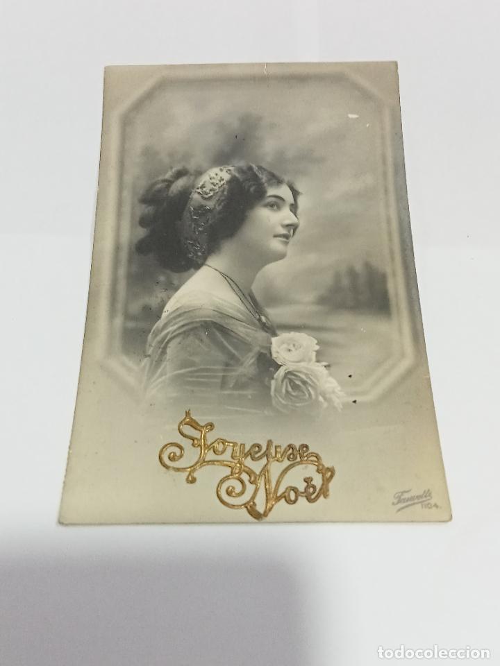 Postais: TARJETA POSTAL DE MUJERES. MUJER CON PEINADO DE &Eacute;POCA, CINTA EN EL PELO Y ROSAS EN EL PECHO