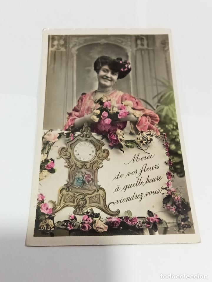 Postais: TARJETA POSTAL DE MUJERES. MUJER POSANDO CON CARTEL DE RELOJ Y RAMO DE ROSAS
