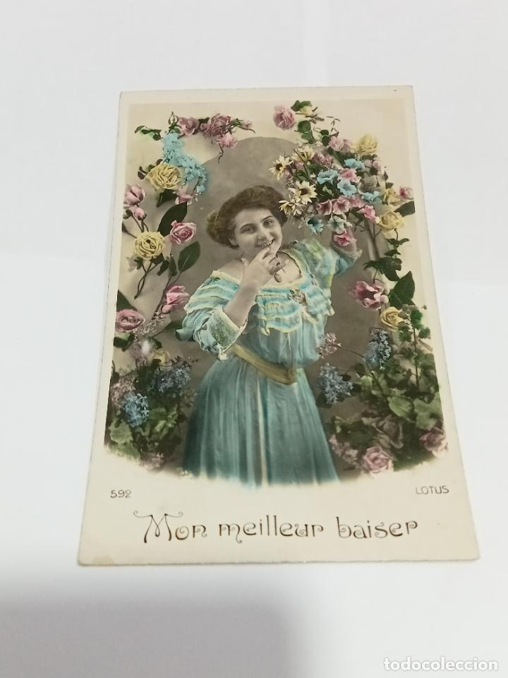 Postais: TARJETA POSTAL DE MUJERES. MUJER SONRIENTE ENTRE FLORES Y ROSAS DE COLORES