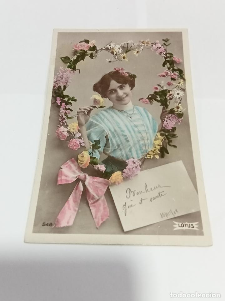 Postais: TARJETA POSTAL DE MUJERES. MUJER POSANDO EN CORAZ&Oacute;N DE FLORES