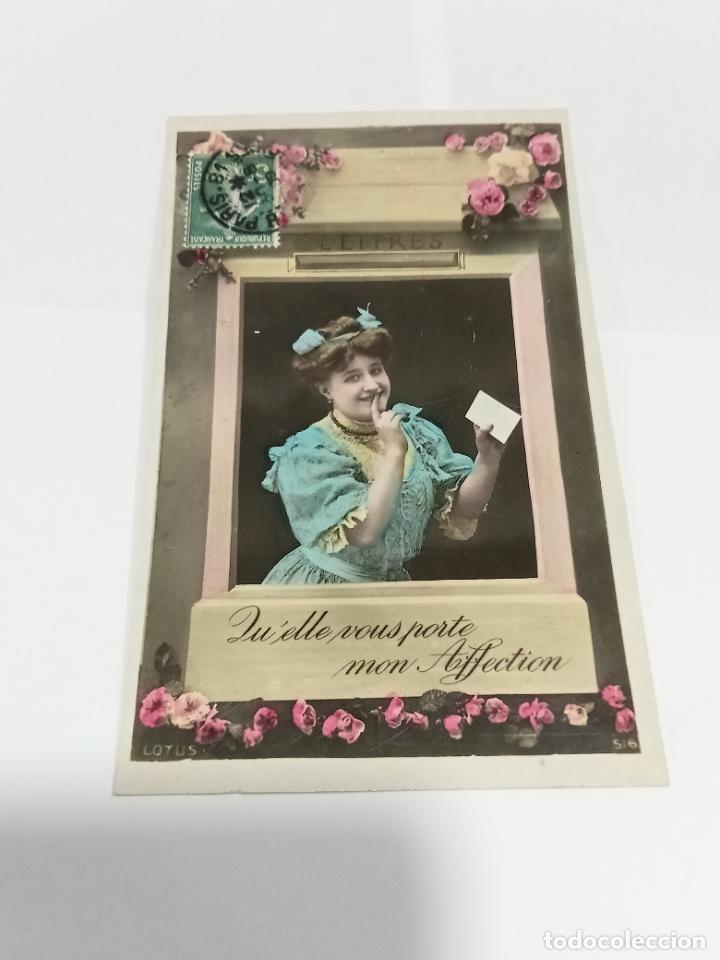 Postais: TARJETA POSTAL DE MUJERES. MUJER ASOMADA A BUZ&Oacute;N CON CARTA EN LA MANO