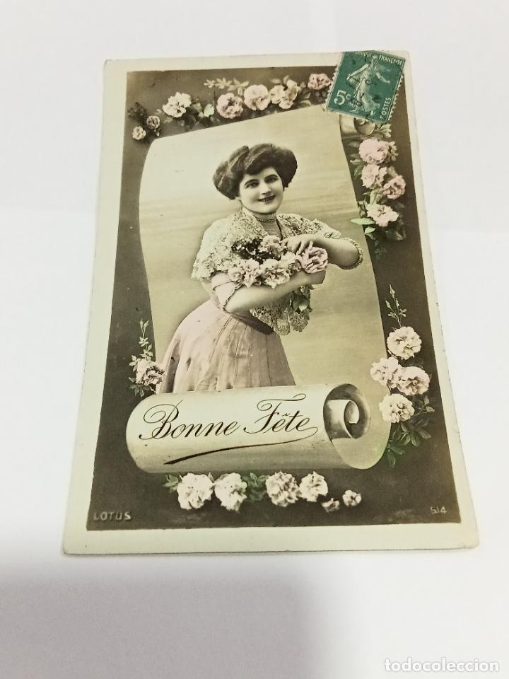 Postais: TARJETA POSTAL DE MUJERES. IMAGEN DE MUJER EN PERGAMINO CON RAMO DE FLORES