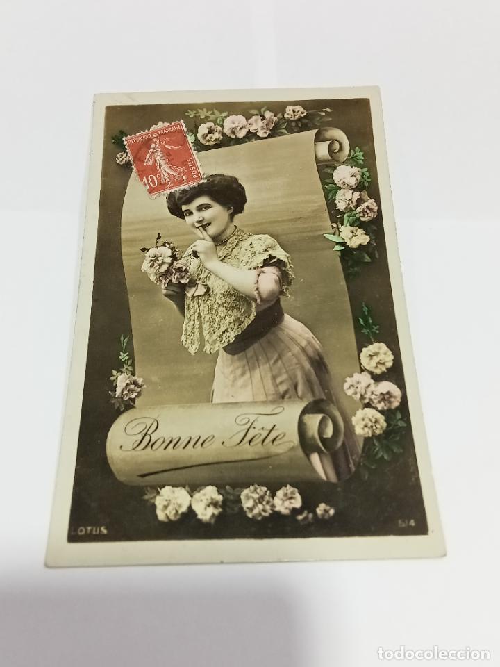 Postais: TARJETA POSTAL DE MUJERES. IMAGEN DE MUJER EN PERGAMINO CON RAMO DE FLORES