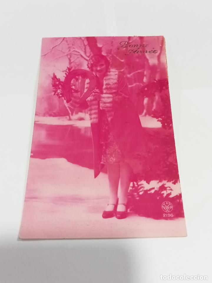 Postais: TARJETA POSTAL DE MUJERES. MUJER POSANDO CON HERRADURA Y RAMAS DE ABETO EN PAISAJE NEVADO