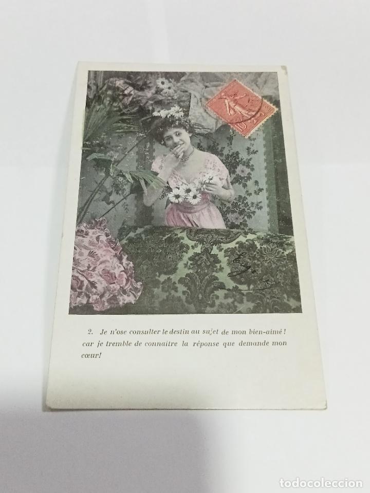 Postais: TARJETA POSTAL DE MUJERES. MUJER POSANDO EN SAL&Oacute;N CON SOF&Aacute; Y DECORADO CON MARGARITAS