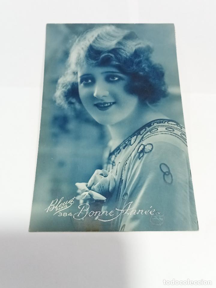 Postais: TARJETA POSTAL DE MUJERES. ROSTRO DE BELLA JOVEN CON VESTIDO Y FLOR EN EL ESCOTE. SEPIA AZUL