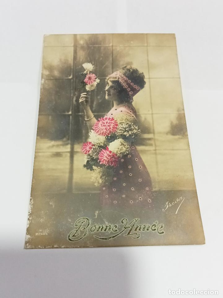 Postais: TARJETA POSTAL DE MUJERES. MUJER POSANDO CON VESTIDO, CINTA EN EL PELO Y FLORES ROSAS Y BLANCAS