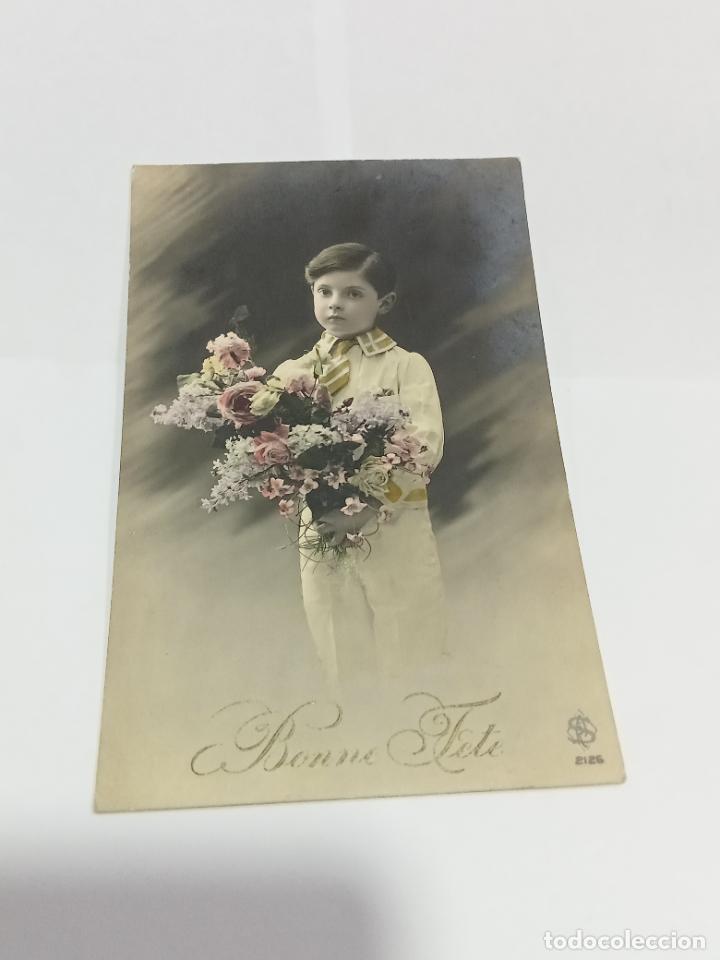 Postais: TARJETA POSTAL DE MUJERES. JOVEN NI&Ntilde;O POSANDO CON CORBATA Y GRAN RAMO DE FLORES