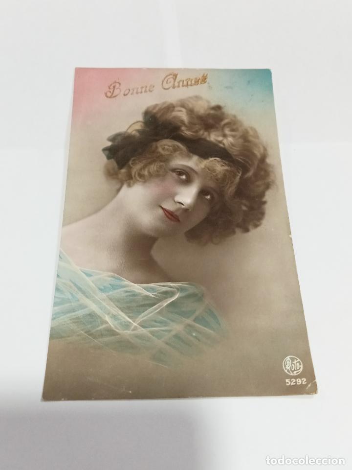 Postais: TARJETA POSTAL DE MUJERES. ROSTRO DE BELLA JOVEN CON CINTA EN EL PELO Y VESTIDO GASEADO
