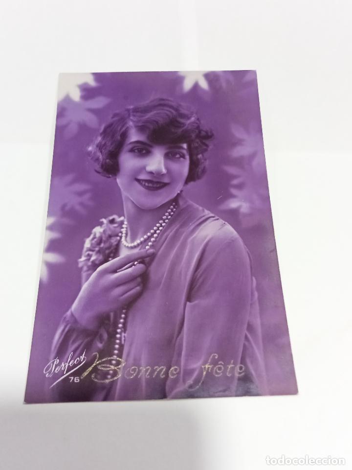 Postais: TARJETA POSTAL DE MUJERES. ROSTRO DE BELLA JOVEN CON FLORES Y COLLAR DE PERLAS