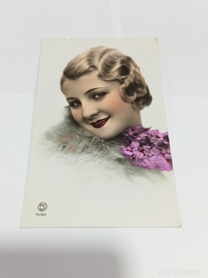 Postais: TARJETA POSTAL DE MUJERES. ROSTRO DE BELLA JOVEN CON CHAL DE PELO Y FLORES MORADAS