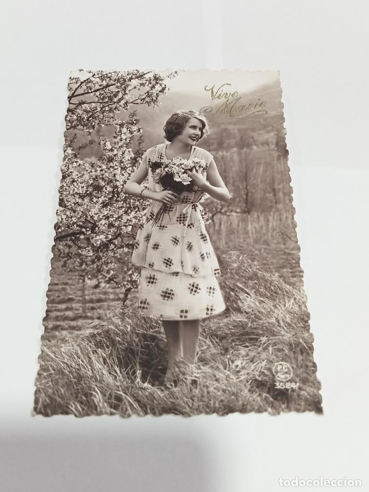Postais: TARJETA POSTAL DE MUJERES. MUJER EN PAISAJE CAMPESTRE CON RAMO DE ROSAS