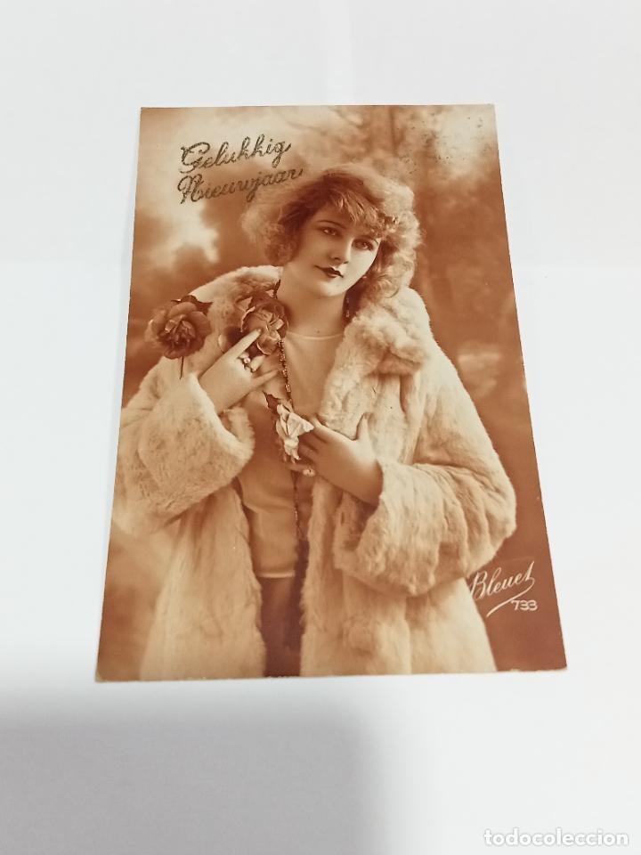Postais: TARJETA POSTAL DE MUJERES. MUJER CON ABRIGO DE PELO Y FLORES ENTRE SUS MANOS