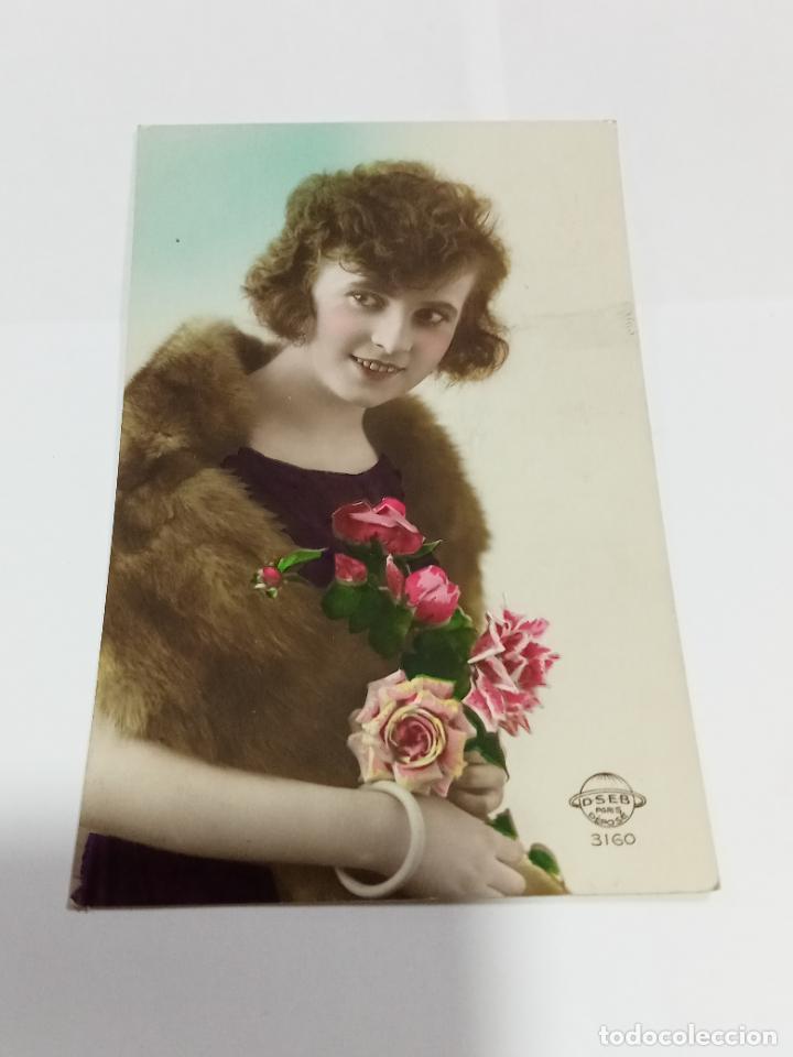 Postais: TARJETA POSTAL DE MUJERES. MUJER CON CHAL DE PELO Y RAMO DE FLORES