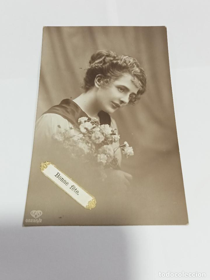 Postais: TARJETA POSTAL DE MUJERES. PERFIL DE JOVEN CON PELO RECOGIDO Y RAMO DE FLORES