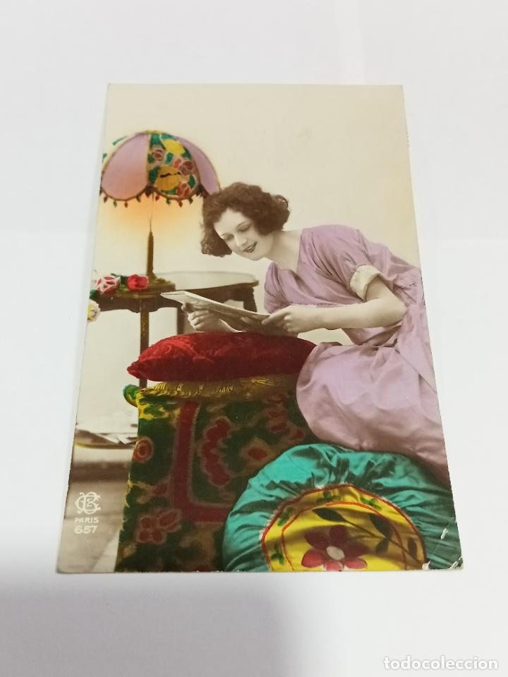 Postais: TARJETA POSTAL DE MUJERES. MUJER POSADA EN ALMOHADAS DE COLORES LEYENDO CARTA